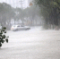 8月10日，浙江温岭，一辆轿车在积水严重的道路上行驶。中新社发 金云国 摄 - 江苏新闻网