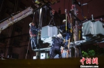电力人员连夜抢修。　黄蕾　摄 - 江苏新闻网