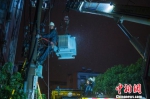 电力人员连夜抢修。　黄蕾 摄 - 江苏新闻网