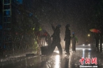 电力人员连夜在风雨中抢修。　黄蕾 摄 - 江苏新闻网