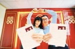 8月7日，在江苏省扬州市广陵区民政局婚姻登记处，一对新人展示刚领取的结婚证。孟德龙摄(人民视觉) - 新浪江苏