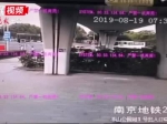 【视频】野猪闯进地铁站，还没过安检就被吓跑了 - 新浪江苏