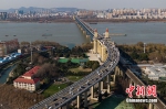 图为航拍南京长江大桥，连接江南江北。中新社记者 泱波 摄 - 江苏新闻网