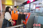 资料图：旅客在上海站使用自助实名制核验闸机刷脸进站。　殷超 摄 - 江苏新闻网