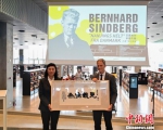 丹麦史学家何铭生出席专题展《辛德贝格：丹麦的“南京英雄”》。　宋任翔 摄 - 江苏新闻网