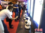图为市民与机器人互动。　杨颜慈 摄 - 江苏新闻网