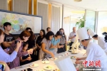 外国友人和留学生代表在学习如何做精美的中式摆盘。　刘阳 摄 - 江苏新闻网