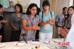 丰富多样的中式厨艺令外国人大开眼界。　刘阳 摄 - 江苏新闻网
