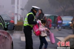 守护学生的“黑皮警察”。警方供图 - 江苏新闻网
