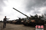 在东部战区陆军某合成旅，士兵介绍军事装备。　泱波　摄 - 江苏新闻网