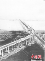 黑白影像里的南京长江大桥。（资料图）中铁大桥局供图 - 江苏新闻网