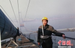 江阴大桥副总指挥、时任江苏省交通厅副厅长周世忠在建设现场。被采访者供图 - 江苏新闻网
