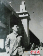 1968年国庆前夕，年轻的工程师常荣五站在通车前的南京长江大桥桥头堡。被采访者供图 - 江苏新闻网