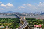 建成通车50年的南京长江大桥，俯瞰江南江北两岸的沧海桑田巨变。　泱波 摄 - 江苏新闻网