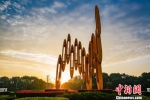 一组名为《乐章》的雕塑，雕塑是由一把把金梭组成。新桥供图 - 江苏新闻网