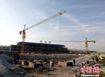 正在加班加点建设中的涟水高铁站，年底就要通车投入运营。　朱志庚 摄 - 江苏新闻网