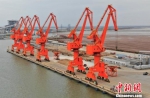 滨海港通用码头上巨型吊机。　泱波 摄 - 江苏新闻网