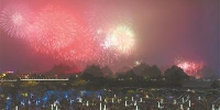 10月1日，南京市在玄武湖公园举行庆祝新中国成立70周年国庆群众联欢活动。图为活动现场。 本报记者 余 萍 邵 丹摄 - 新浪江苏