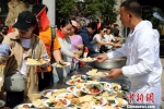 千人排队吃景区"一元午餐" 无人值守餐费不少反增 - 新浪江苏