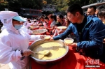 千人排队吃景区"一元午餐" 无人值守餐费不少反增 - 新浪江苏
