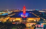 国庆期间，南京美丽的灯光秀吸引游客纷纷选择夜游城市。南京大报恩寺遗址公园供图 - 江苏新闻网
