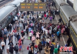 这个国庆节假期，南京站的客流熙熙攘攘。　苏阳 摄 - 江苏新闻网