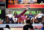 精彩的舞技赢得民众阵阵叫好声。　朱志庚　摄 - 江苏新闻网