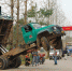 2010年10月17日，湖南常德汉寿县的一乡村公路上，一辆货车因超载导致事故。视觉中国 资料图 - 新浪江苏