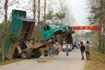 2010年10月17日，湖南常德汉寿县的一乡村公路上，一辆货车因超载导致事故。视觉中国 资料图 - 新浪江苏
