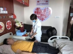 捐献前，护士为毕昌林注射葡萄糖酸钙 - 新浪江苏