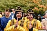 印尼的两位女学生频频祝福路人。　朱志庚 摄 - 江苏新闻网