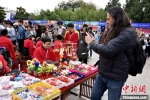 中国传统手工艺品赢得国外人士青睐。　朱志庚 摄 - 江苏新闻网