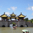 图为游人泛舟欣赏瘦西湖美景。 孟德龙 摄 - 江苏新闻网