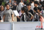 但高考的指挥棒下，也让中国的中小学生背上越来越重的书包。(资料图) 泱波 摄 - 江苏新闻网