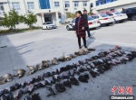 警方从销售窝点查获的候鸟死体。(志愿者供图) - 江苏新闻网