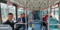 市民乘坐氢能公交。　谷华 摄 - 江苏新闻网