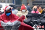 强冷空气来袭，市民全副武装出行。　泱波 摄 - 江苏新闻网