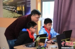 科技创客类的创智梦工坊，孩子们在编程。　宣梦婷 摄 - 江苏新闻网