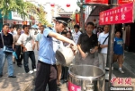 图为南京夫子庙的爱心茶水桶。警方供图 - 江苏新闻网