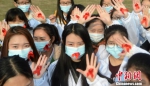 图为大学生呼吁消除艾滋病歧视。　孟德龙 摄 - 新浪江苏