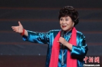 著名评书表演艺术家刘兰芳为观众带来评书《岳飞传》片段。　泱波　摄 - 江苏新闻网