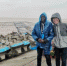 外籍友人雨中踏访盐城黄海湿地。　谷华 摄 - 江苏新闻网