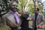年过九旬的南京大屠杀幸存者葛道荣为魏特琳女士雕像系上围巾。　泱波 摄 - 江苏新闻网