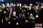 南京大屠杀幸存者、国际友人等参加“烛光祭·国际和平集会”活动。　泱波 摄 - 江苏新闻网