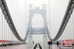 全桥采用了2根直径各1.3米的主缆。　泱波 摄 - 江苏新闻网