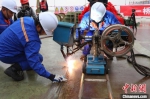 中铁大桥局施工人员完成最后的钢梁焊接。　泱波 摄 - 江苏新闻网
