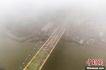 雨雾中航拍五峰山长江大桥。　泱波 摄 - 江苏新闻网