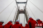 五峰山长江大桥建设者参加该桥合龙仪式。　泱波 摄 - 江苏新闻网