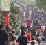 “长街宴”远远望去犹如一条长龙。受访者供图 - 新浪江苏