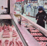 资料图：超市工作人员分解猪肉。 中新社记者 张云 摄 - 江苏新闻网